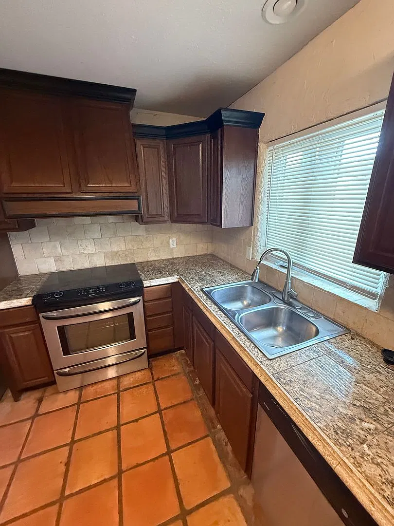Available NOW! 5 Bedroom 2 bath in Tech Terrace! — Photo 4
