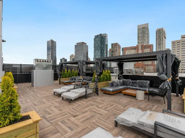 139 Christopher Columbus Drive image 26 of 33