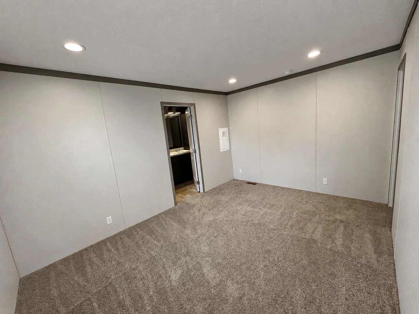 Convienent And Comfort Living! — Photo 2