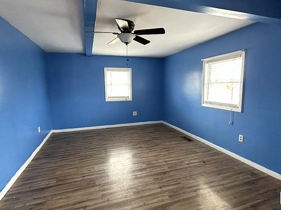 5th image of 404 N Oak St