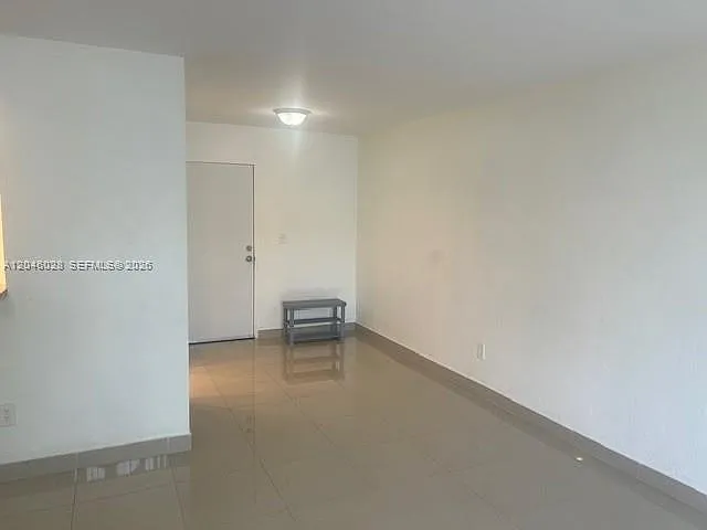 10395 N Kendall Dr #V4 — Photo 2
