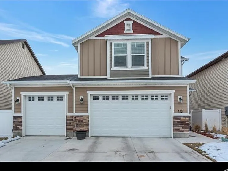 982 Chatham Dr N — Photo 1