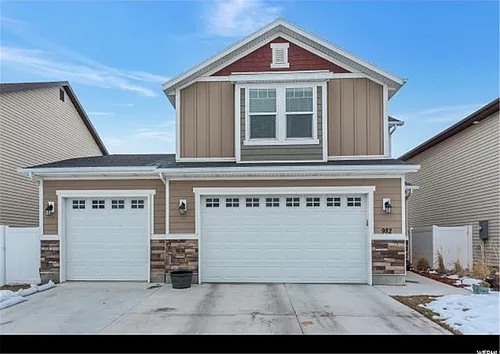 982 Chatham Dr N Photo 1
