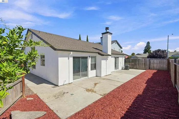 3 bed, 1315 sqft, $2,000 — Photo 2