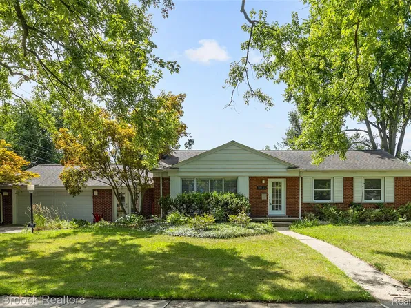 18135 Kinross Ave, Beverly Hills, MI 48025