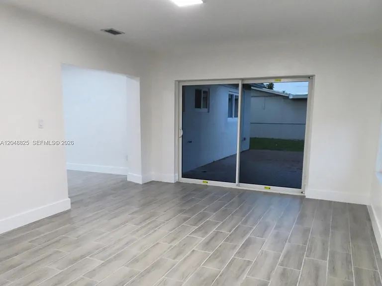 1030 SW 96th Ave — Photo 2