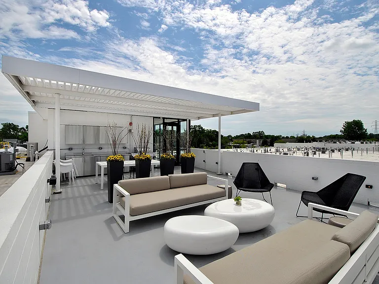 Rooftop Sun Deck and Lounge