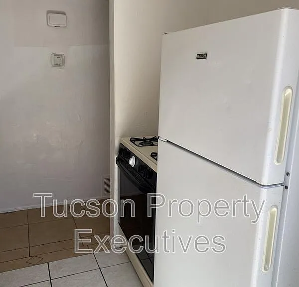 1646 N Beverly Ave — Photo 5