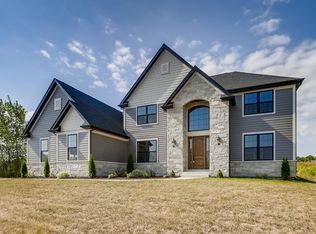 979 Redbud Ln, Sugar Grove, IL 60554