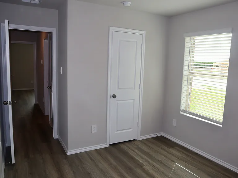 5552 Rollins Dr — Photo 9