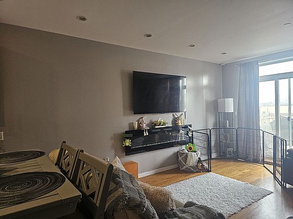 4th image of 2818 W 17th St #3A