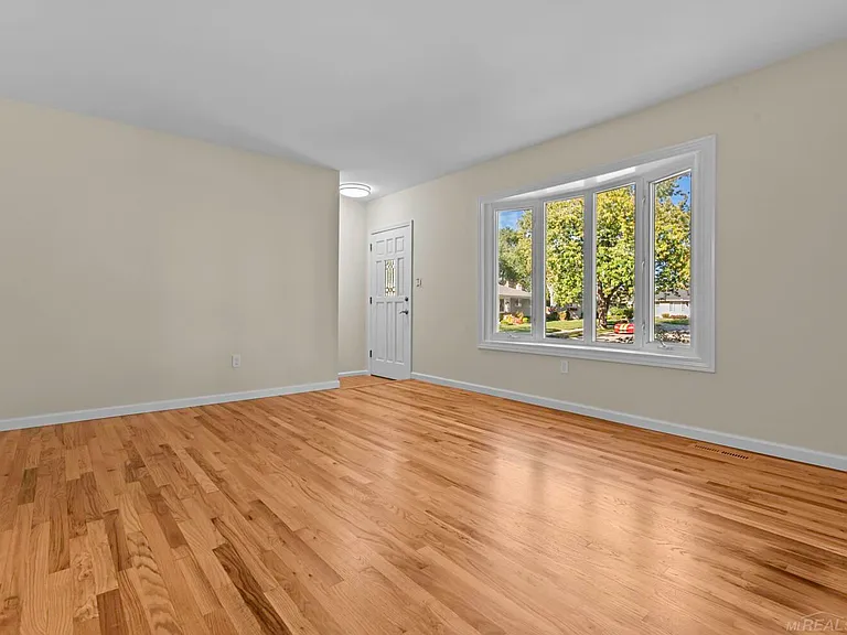 23729 Grove St — Photo 3