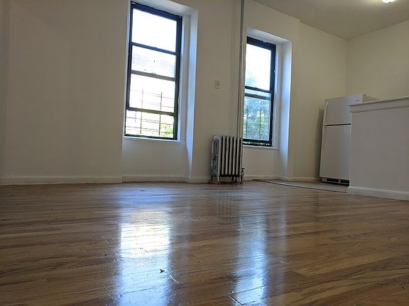 3rd image of 681 Melrose Ave #4