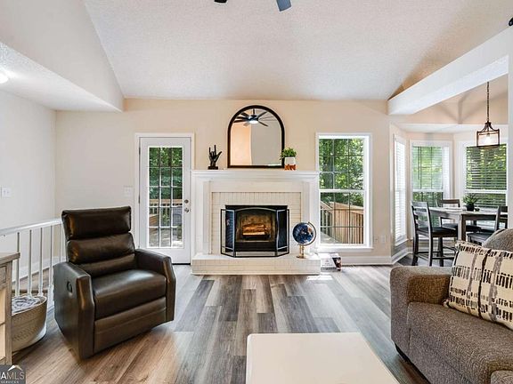 4th image of 2219 Harper Dr