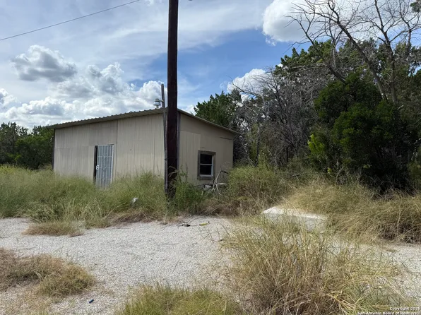 18637 County Road 371, Rio Medina, TX 78066