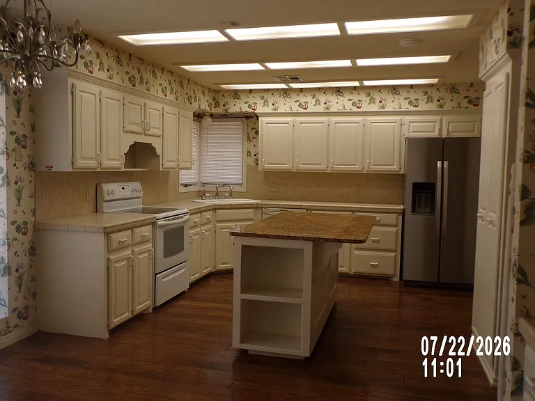 802 NW Seaton Pl — Photo 6