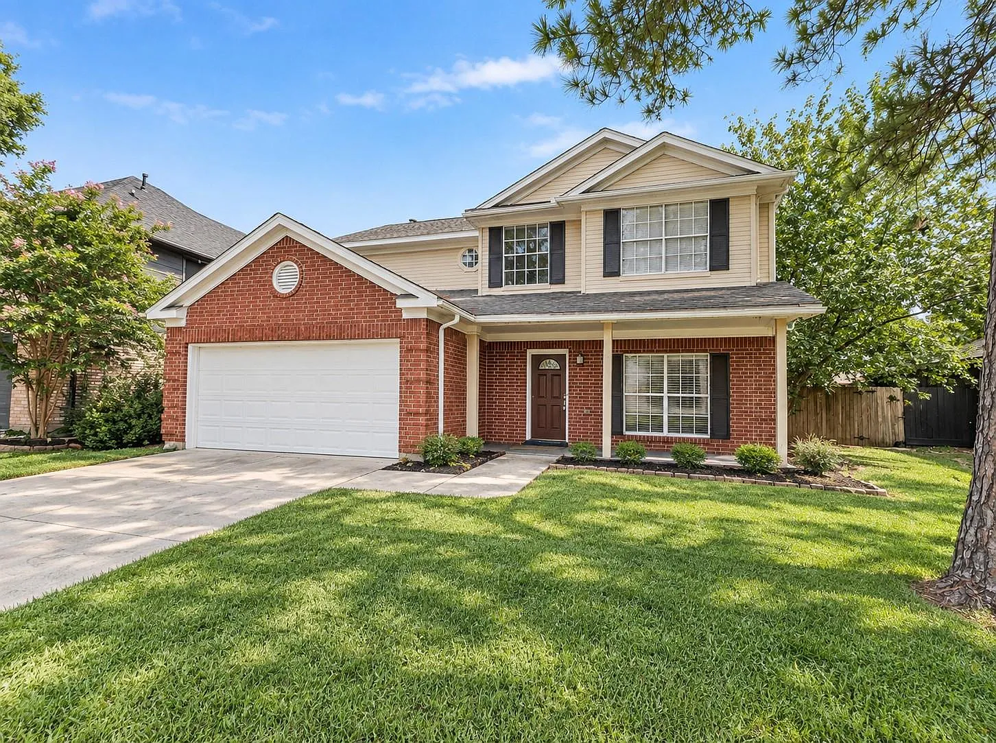 3 bed, 2.5 bath, 2066 sqft, $2,000 — Photo 2