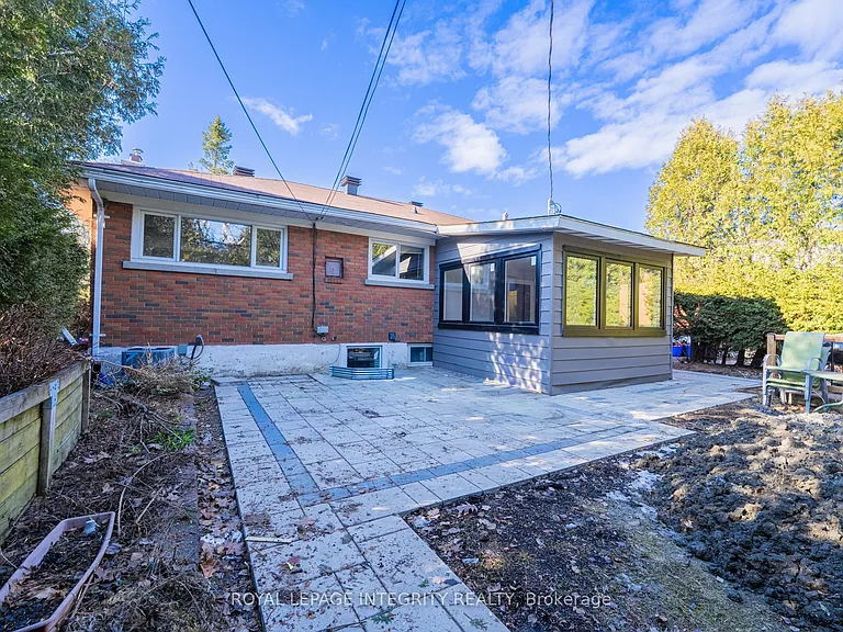 1746 Gage Cres #B — Photo 5