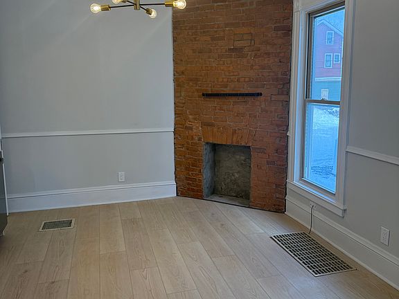 fireplace (sealed) in kitchen/dining area