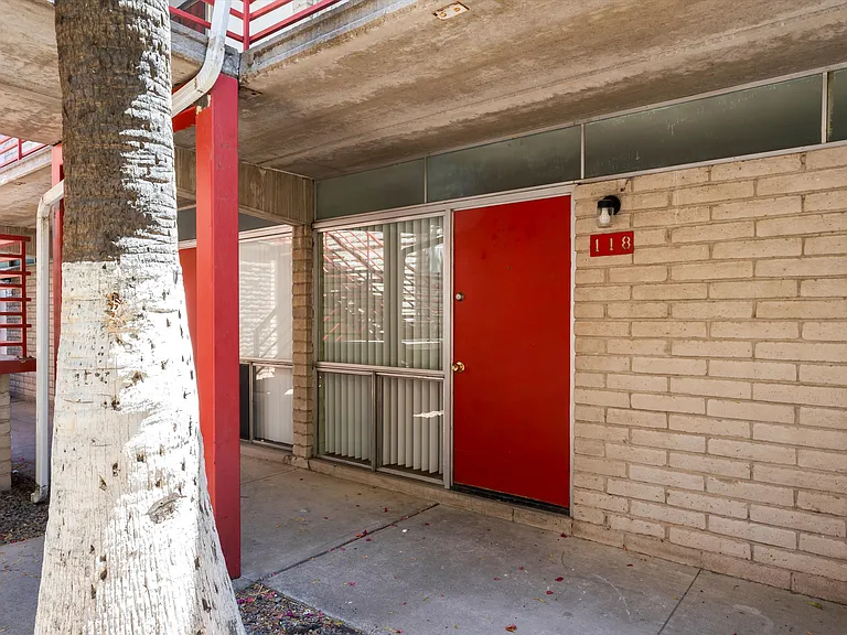 BROADWAY APARTMENTS — Photo 33