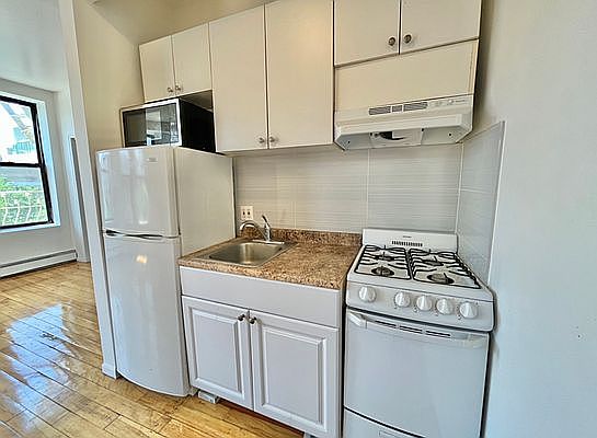 4th image of 201 E 118th St APT 4E