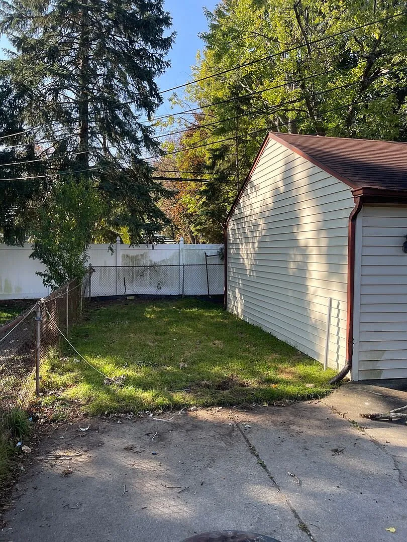 2 Bedroom 1 Bathroom Multi-Family Home in Allen Park- 1st Floor Flat — Photo 3