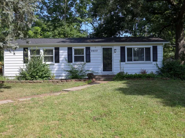 9650 Cooley Lake Rd, White Lake, MI 48386