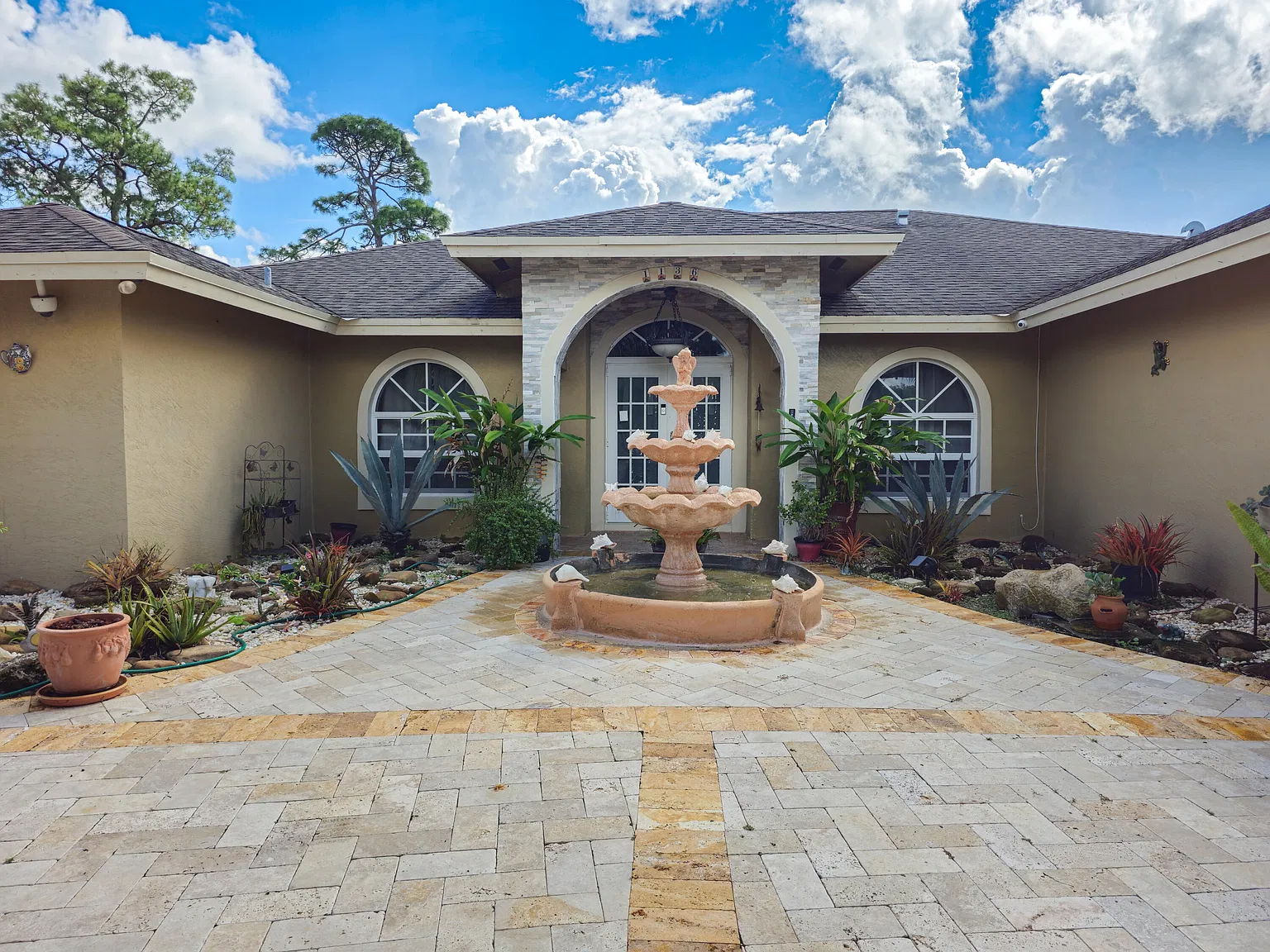4 bed, 2.0 bath, 2292 sqft, $4,000 — Photo 2