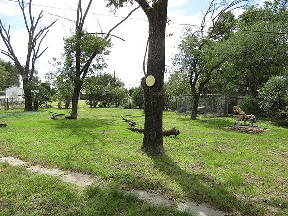 4th image of 902 S Concho Ave