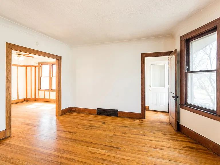 1042 Wayburn Ave — Photo 8
