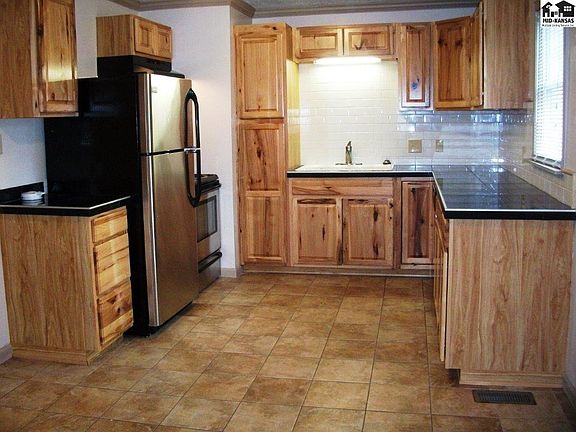 3rd image of 19 Halsey Dr