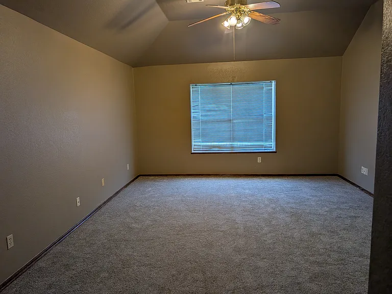 2813 Victoria Dr — Photo 3