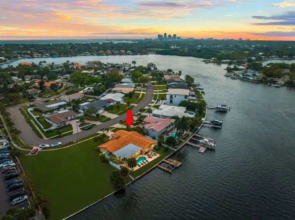 911 Eden Isle Dr NE, Saint Petersburg, FL 33704