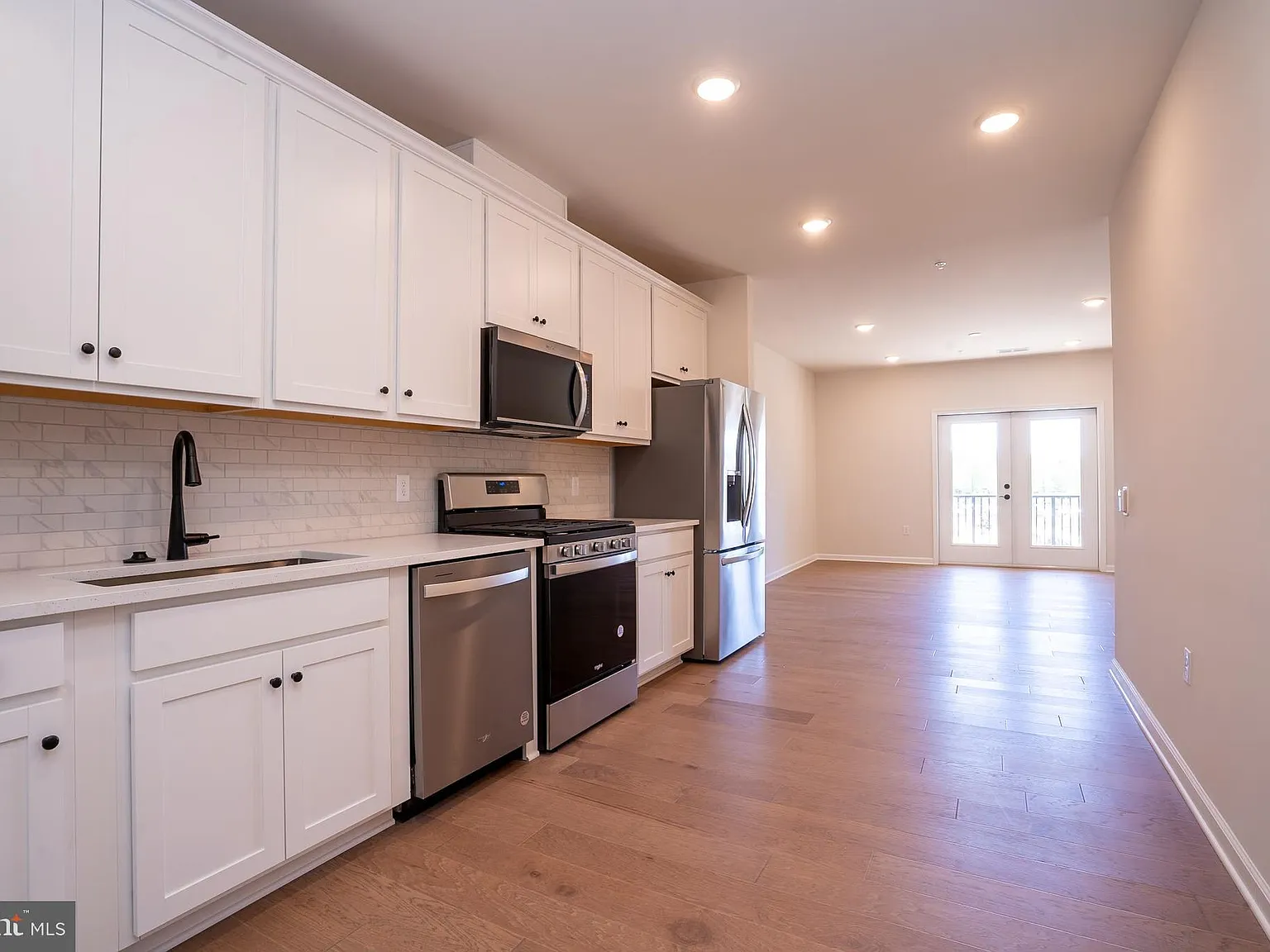 2 bed, 1020 sqft, $3,200 — Photo 2