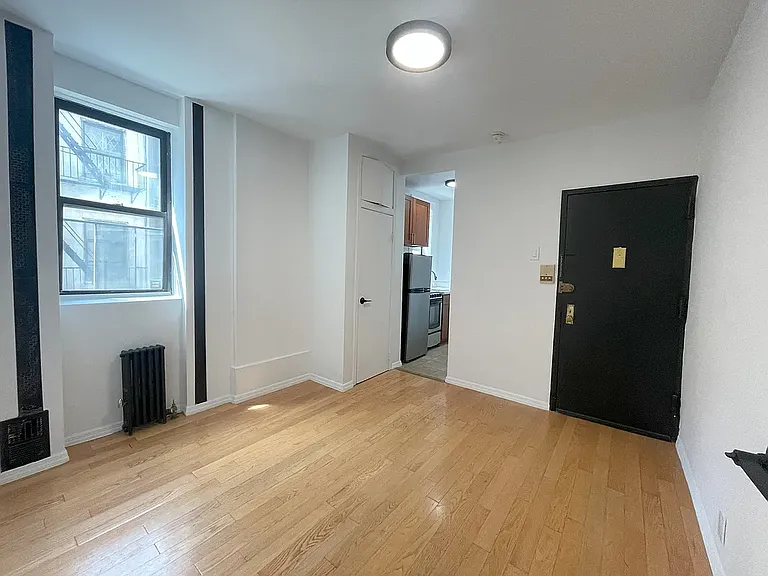 306 E 6th St #6 — Photo 4