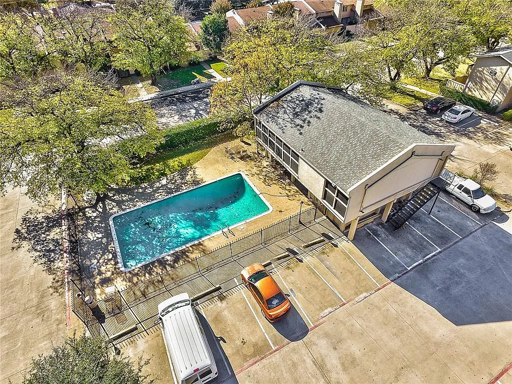 2 bed, 898 sqft, $1,300 — Photo 1