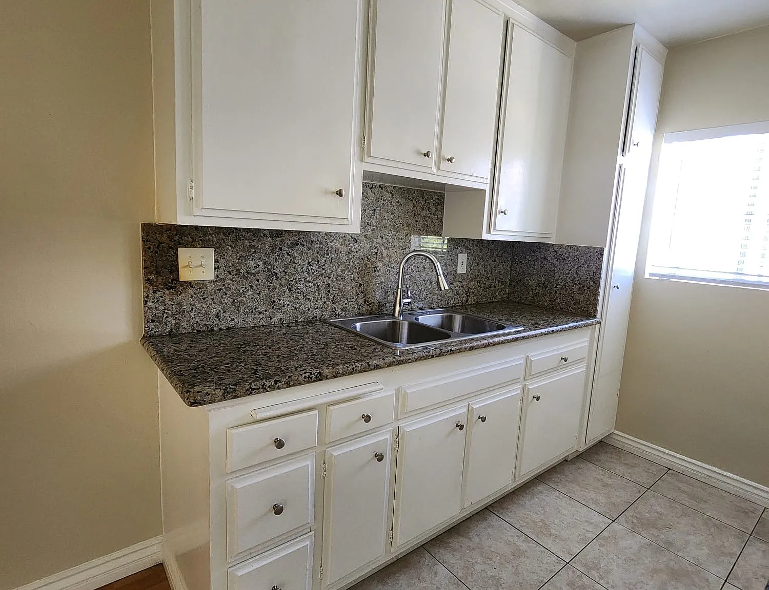 3 bed, 1056 sqft, $3,450 — Photo 2