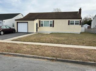 72 E June St, Lindenhurst, NY 11757