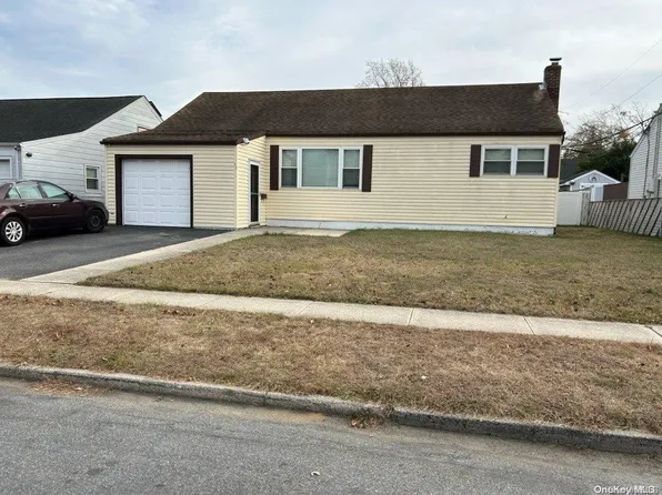 72 E June Street, Lindenhurst, NY 11757