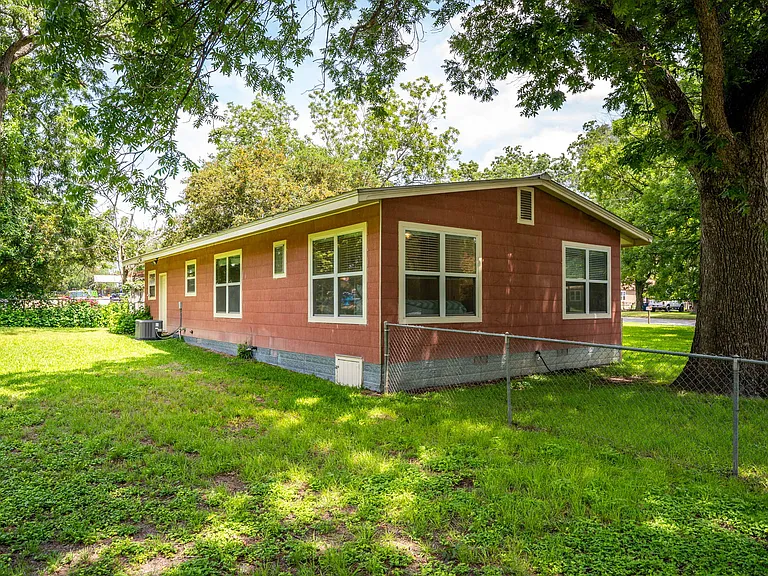2052 Gruene Rd — Photo 7