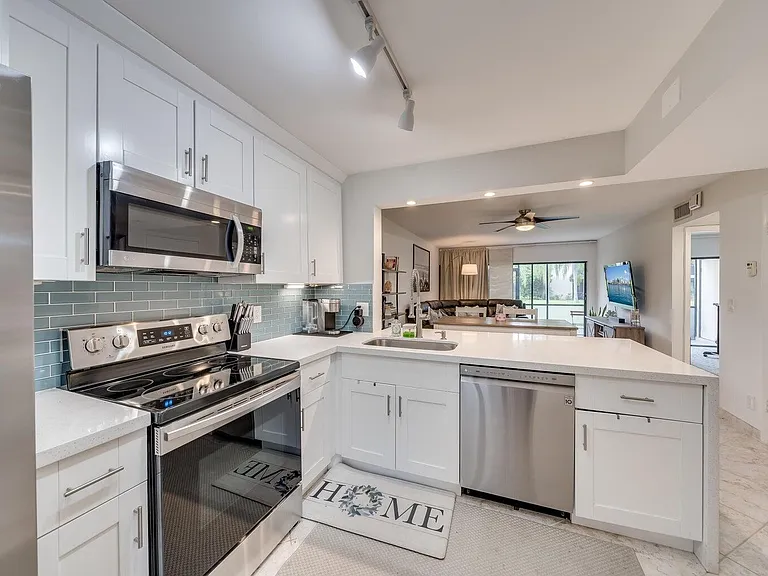 3939 NE 5th Ave #D103 — Photo 1