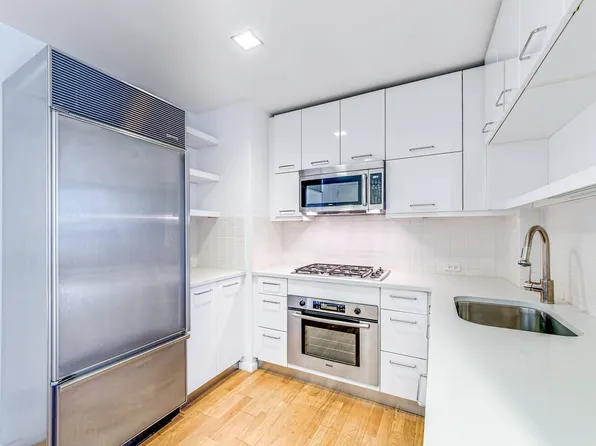 635 West 42nd Street image 8 of 32