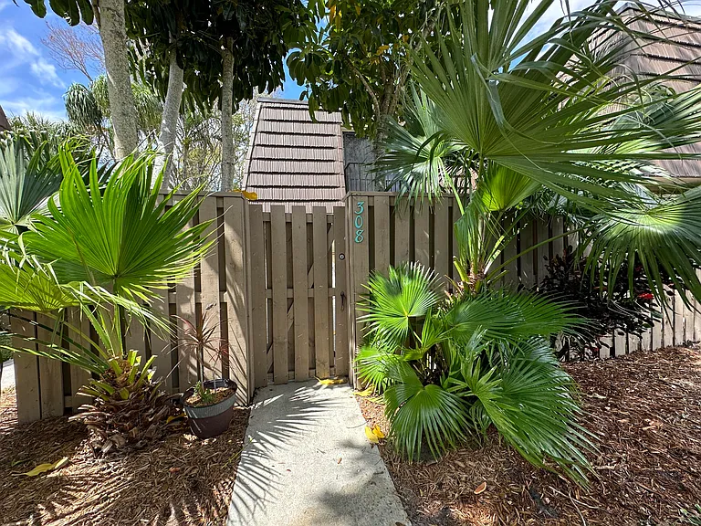 308 3rd Ct — Photo 2