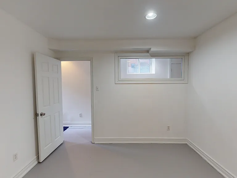 21 Rusholme Park Cres #BASEMENT — Photo 9