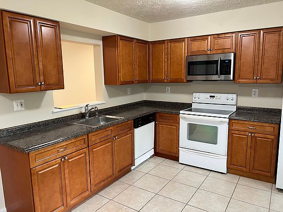 3rd image of 18670 Winding Creek Pl