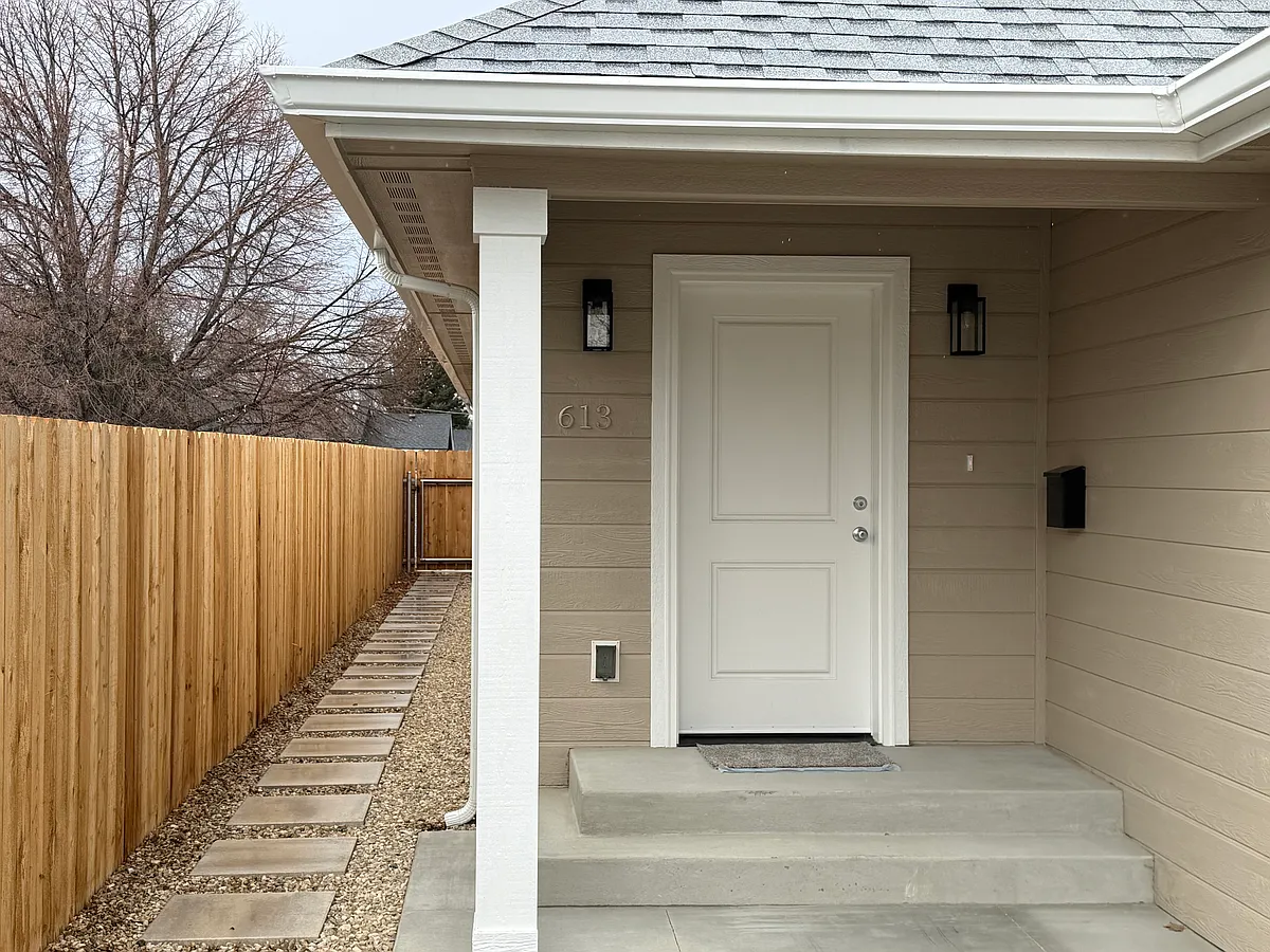 Building Photo - 613 S Olive St #2