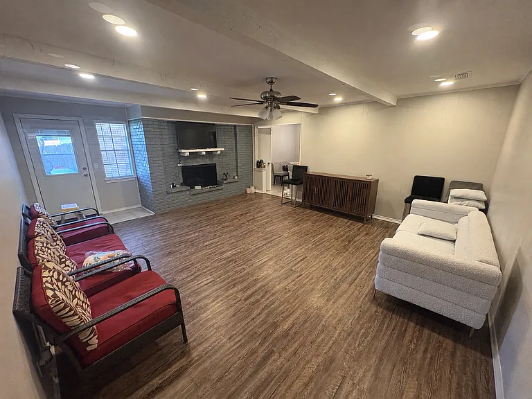 2108 Northcrest Dr — Photo 3