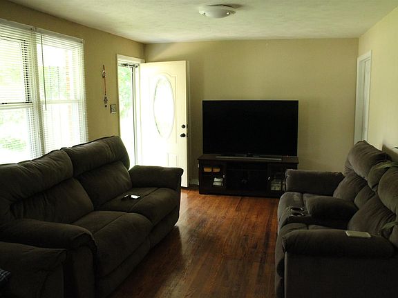 5th image of 108 Hart Ln