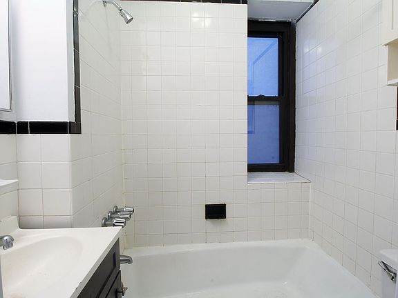 5th image of 37 1/2 Saint Marks Pl APT B1