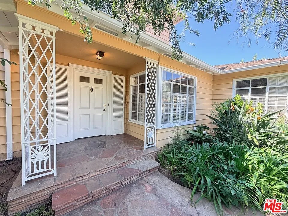 3 bed, 2.0 bath, 2000 sqft, $5,400 — Photo 2